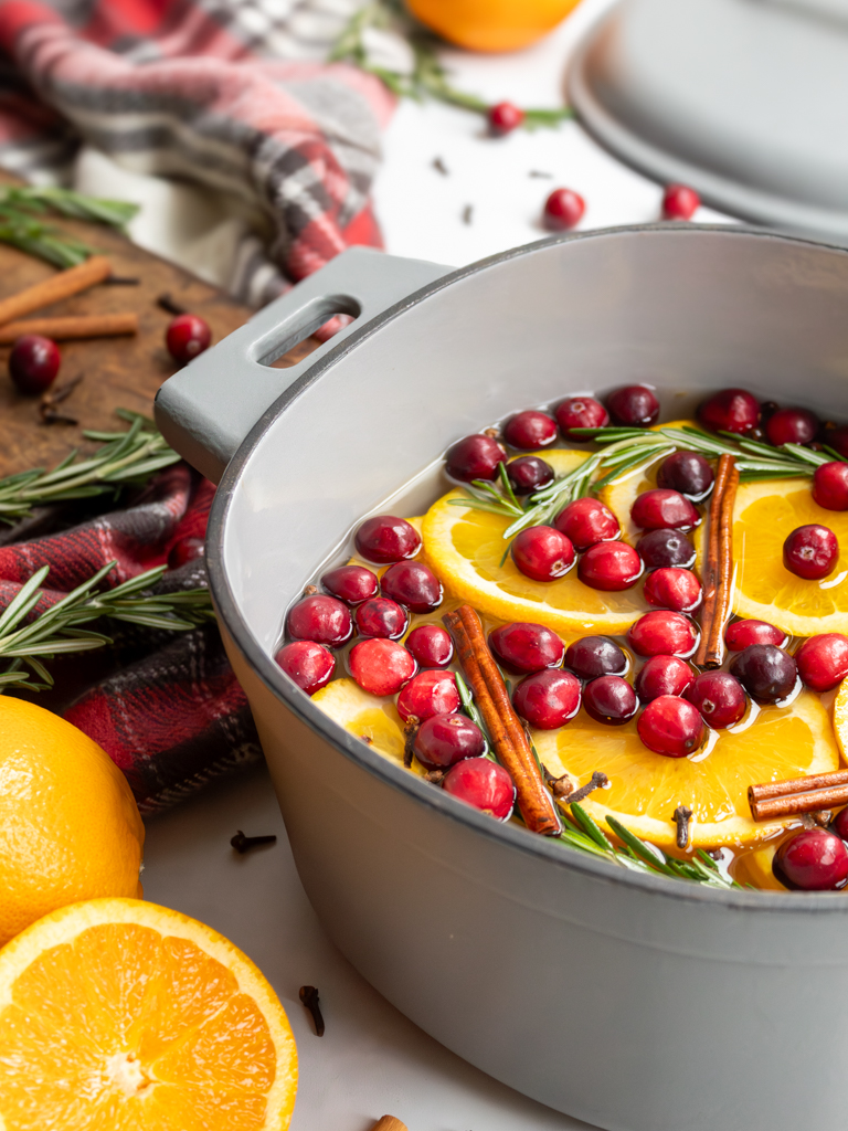 Festive Holiday Simmer Pot [Easy Stovetop Potpourri]