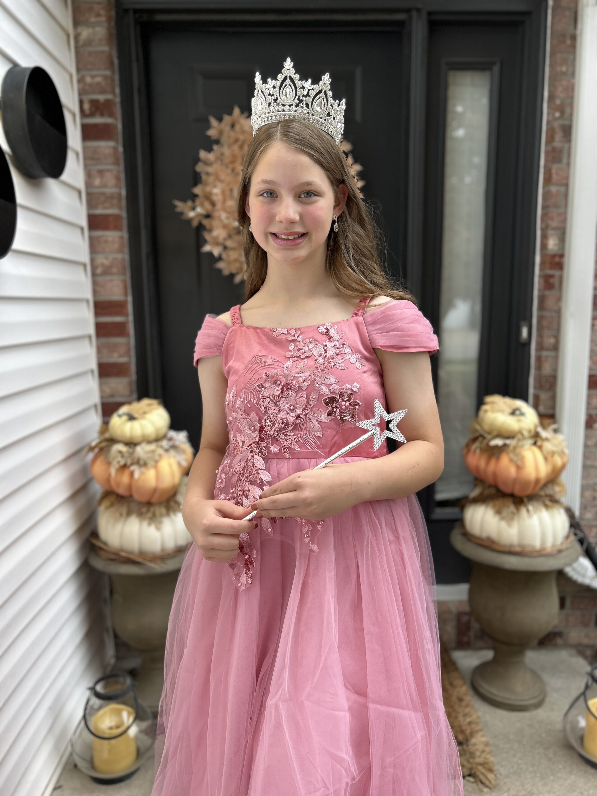 Girl dressed as Glinda for Halloween