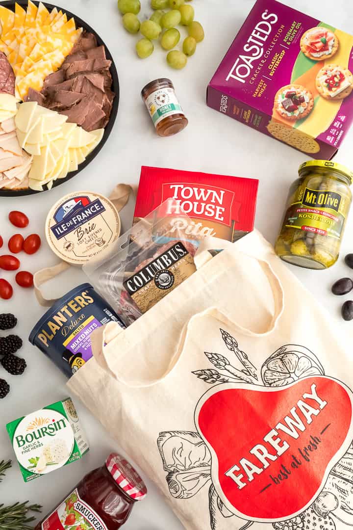 Empty wooden charcuterie board